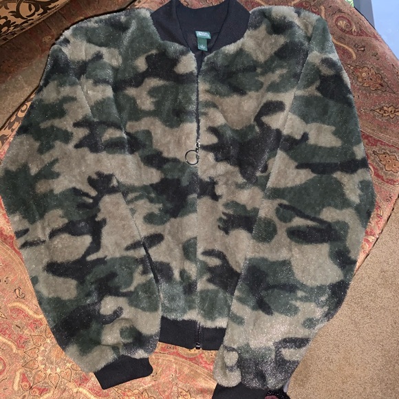 wild fable Jackets & Blazers - Women’s Wild Fable Sz S Camo Fir Zipper Jacket